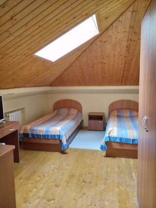 Гостиница Каргополь Каргополь Номер стандарт улучшенный с 4 односпальными кроватями-1